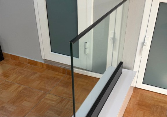 Baranda de vidrio Glass Rail con perfil de aluminio