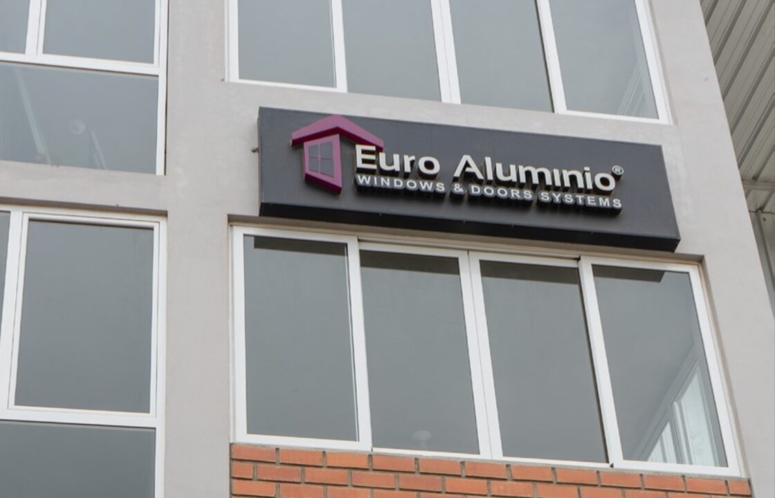 Fachada con ventanas de aluminio de EuroAluminio